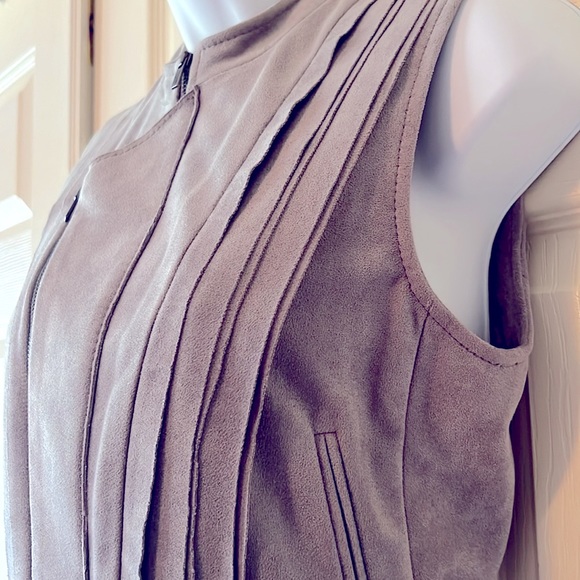 BCBG moto vest in dove - Picture 4 of 7